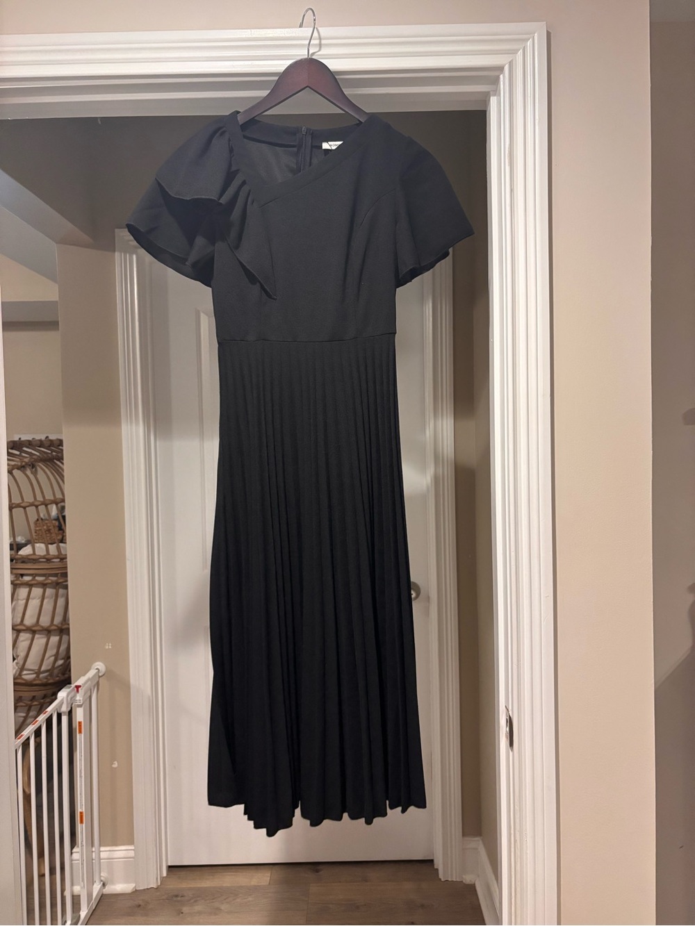 Elegant Black Pleated Midi Dress with Flutter Sleeves